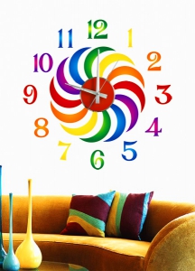 Kolorowy zegar z cyframi arabskimi
