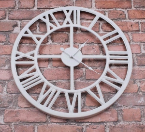 Duży biały zegar z cyframi rzymskimi