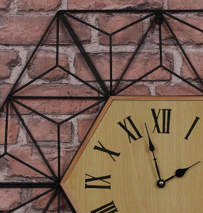 Czarny zegar o geometrycznym wzorze
