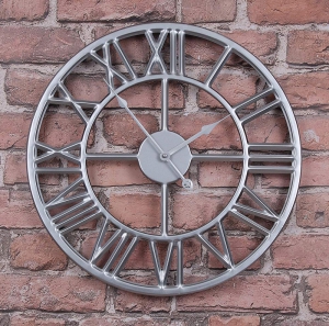 Srebrny zegar industrialny